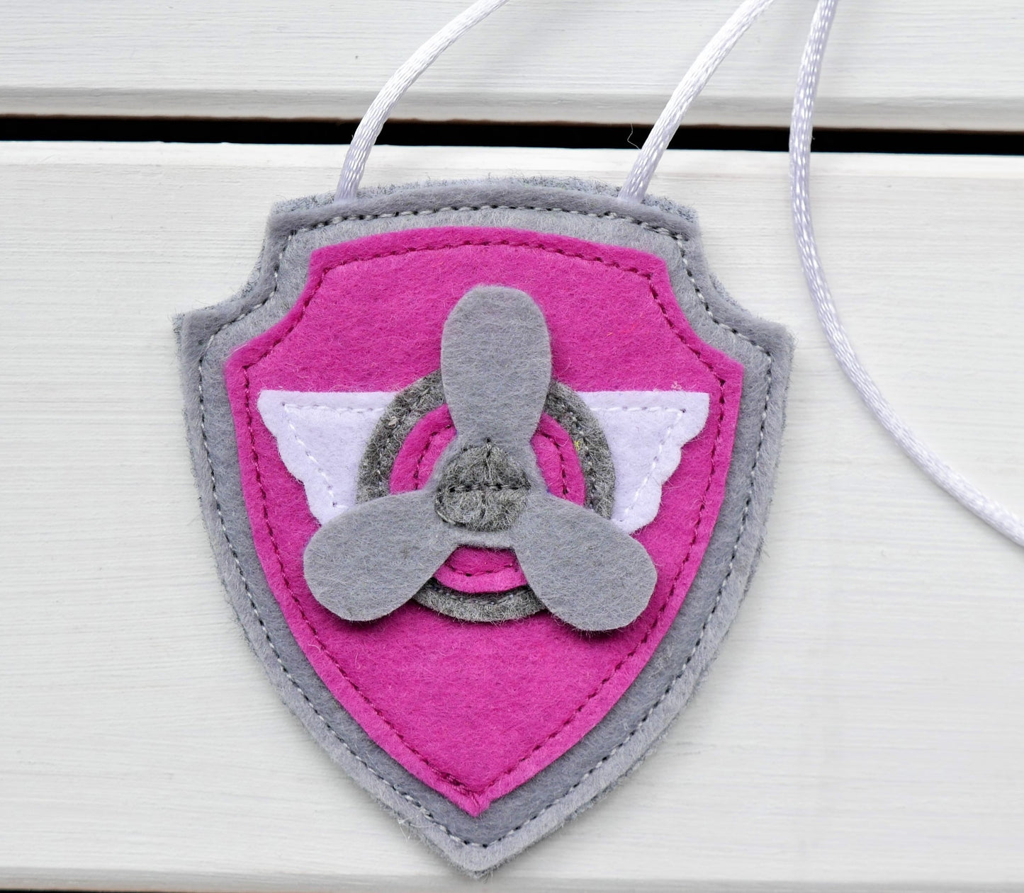 Hunde-Abzeichen: Handgemachtes Cosplay-Kostüm-Anstecker aus Filz