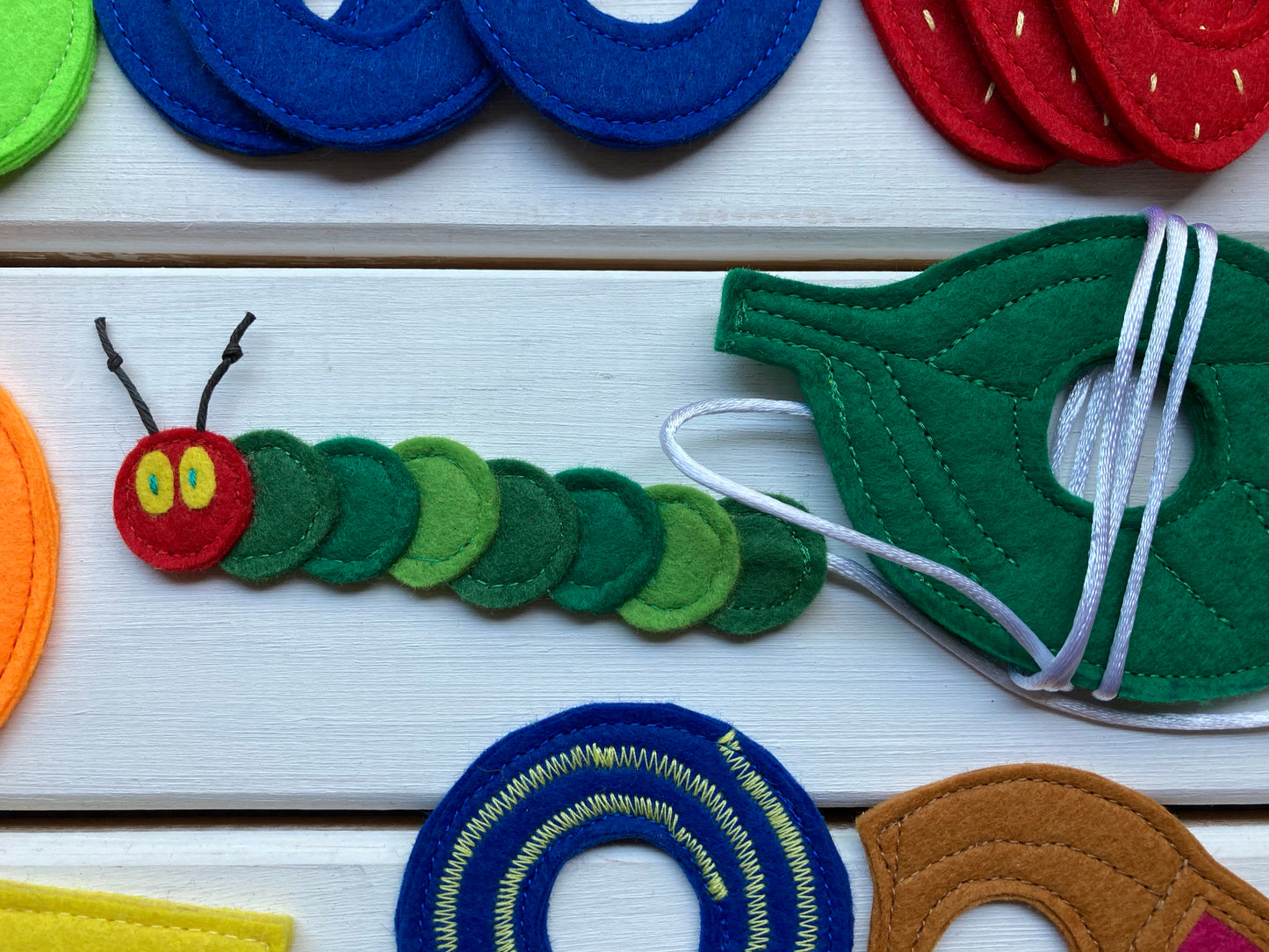 Raupe Nimmersatt Spielset: Handgemachtes interaktives sensorisches Spielzeug aus Filz