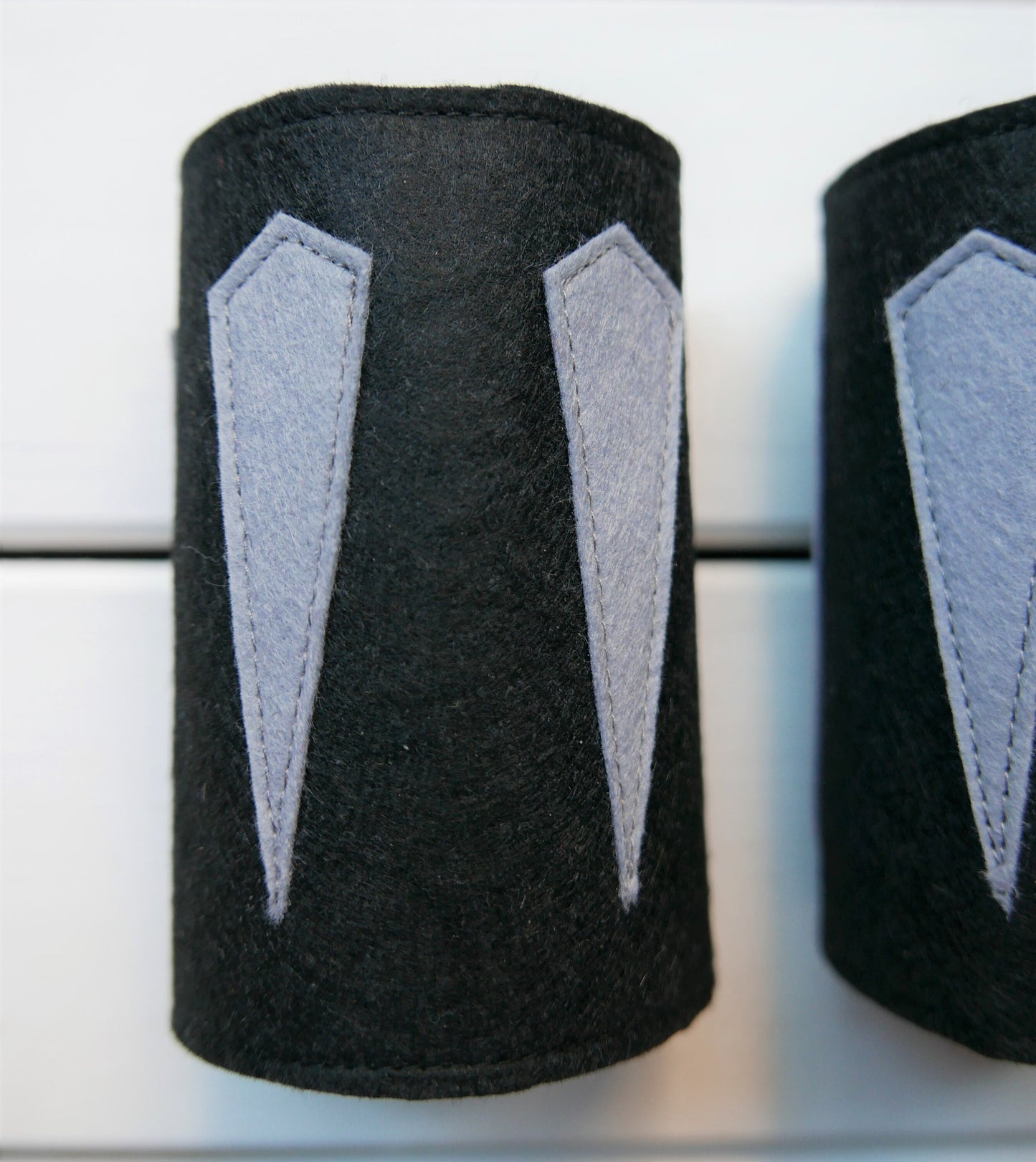 Von Black Panther inspiriertes handgemachtes Filzmasken- und Manschettenset