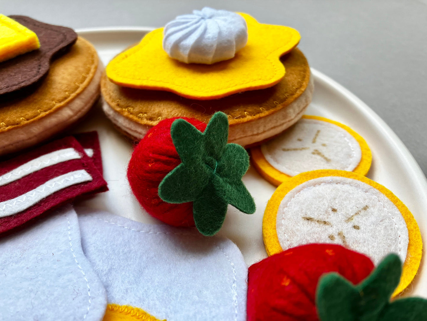 Pfannkuchen-Frühstücks-Spielset: Handgefilztes Montessori Küchenspielzeug