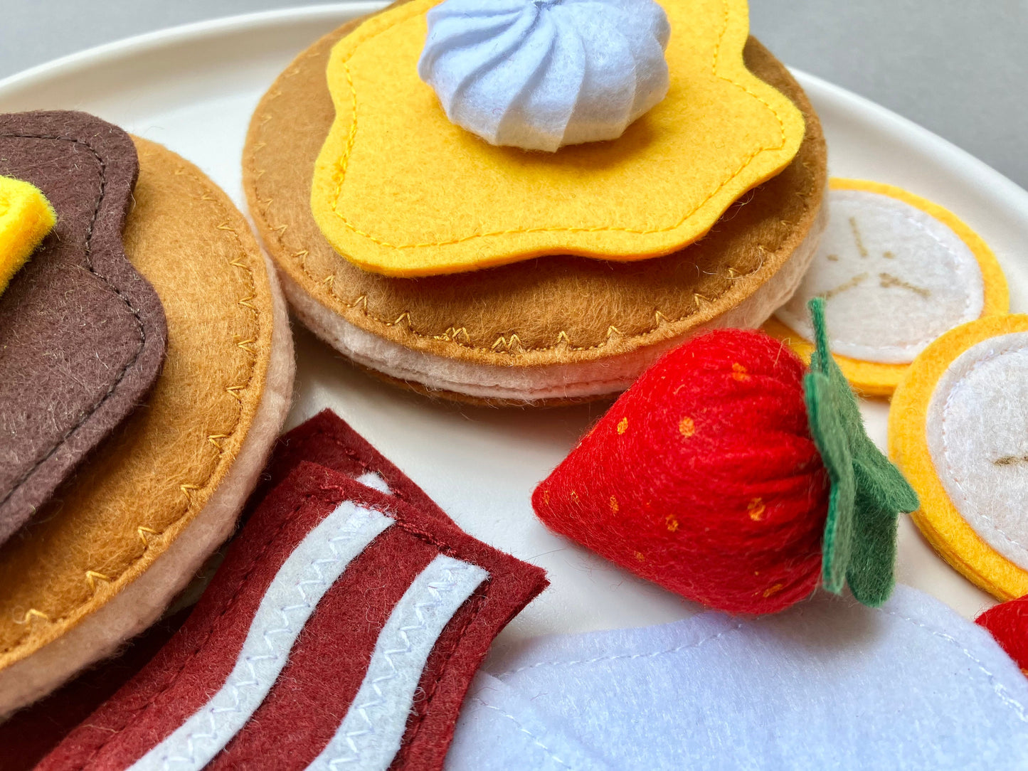 Pfannkuchen-Frühstücks-Spielset: Handgefilztes Montessori Küchenspielzeug