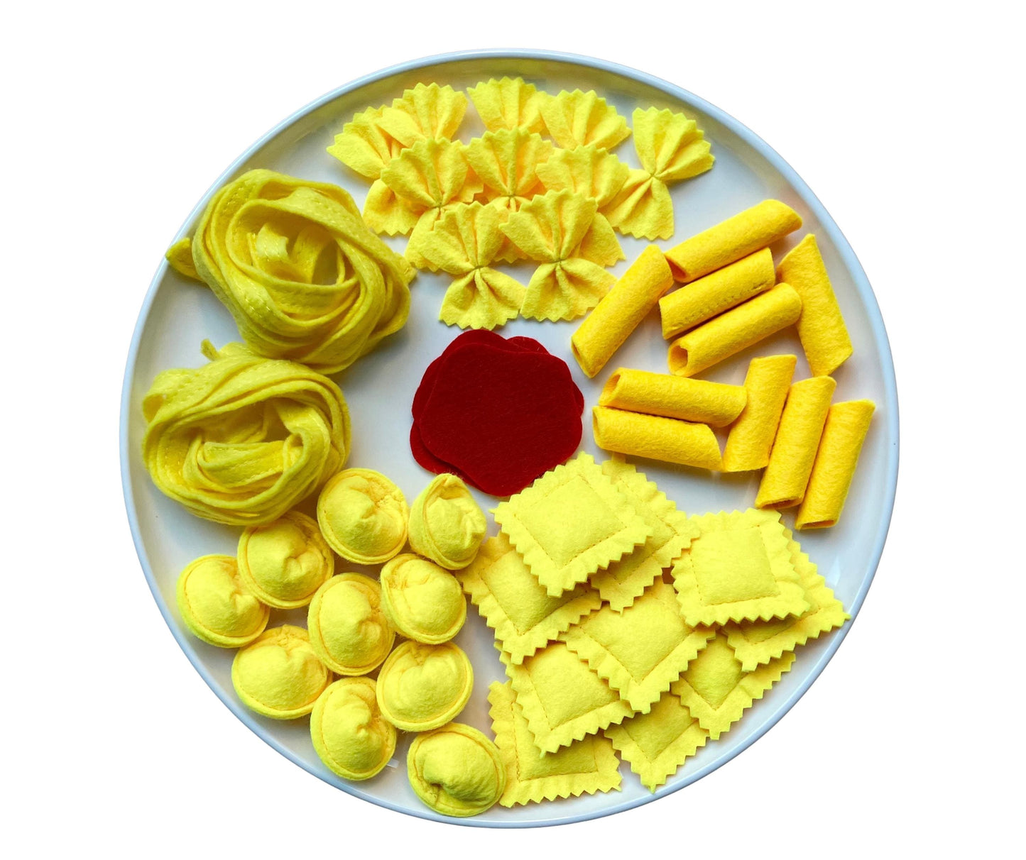 Fünf Arten gelber Pasta aus handgemachtem Filz, auf einem weißen Teller mit Tomatensauce in der Mitte präsentiert.